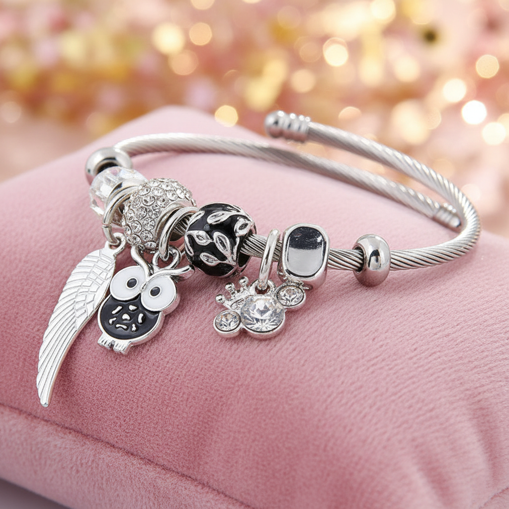 Detailaufnahme des Charm Armbands Engelsflügel Schwarz, zeigt die exquisite Verarbeitung und die glänzenden Kristalle.