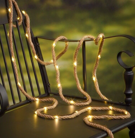 Pergola mit Solar-Lichterkette und Laternen dekoriert