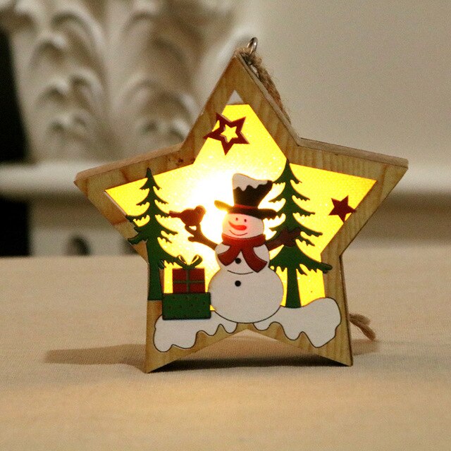 Leuchtende Holz Weihnachtsanhänger LED – Einzelner sternförmiger Anhänger mit einem fröhlichen Schneemann, umgeben von Tannen.