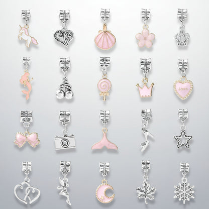 Detailansicht des Charm-Armband Sets mit 24 funkelnden Perlen & Anhängern, präsentiert als charm-armband-set-maedchen für individuelles Design.