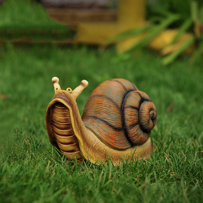 Schnecke Gartenfigur Nahaufnahme mit detailreichen Rillen und Mustern — handbemaltes Kunstharz