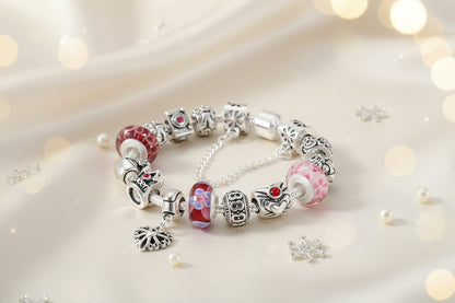 Montagebild des Murano Glas Charm Armbands – Venezianische Eleganz für dein Handgelenk, zeigt die Erstellung handgefertigter Perlen