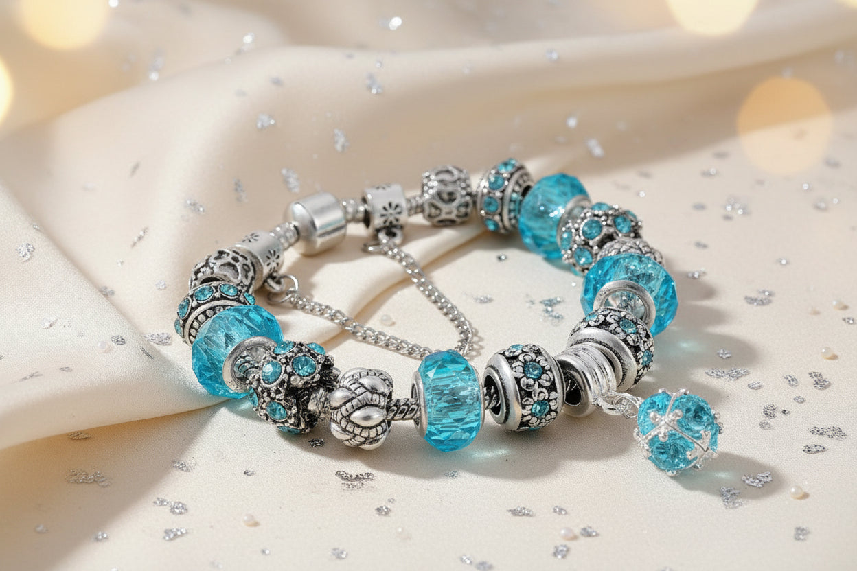 Schmuckdetail des Murano Glas Charm Armbands – Venezianische Eleganz für dein Handgelenk, mit Silber-Plating und Glasperlen