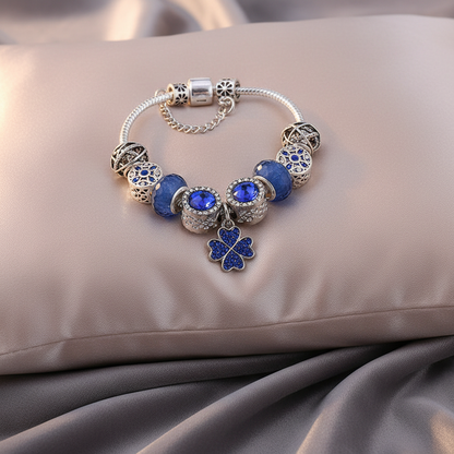 Elegantes Kristall Charm Armband Blau mit Kristallkugeln, perfekte Kombination aus Stil und Glamour.