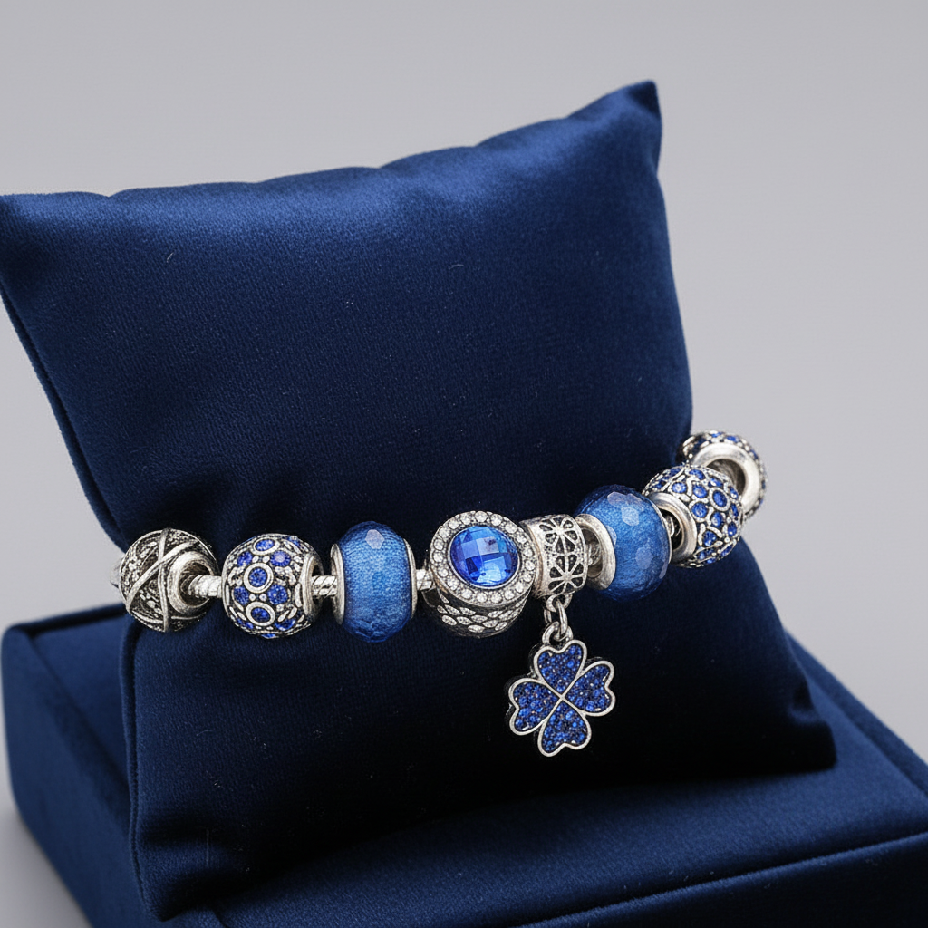 Kristall Charm Armband Blau mit Kleeblatt Anhänger im Pandora Style für Damen, elegantes Schmuckstück in königlichem Blau.