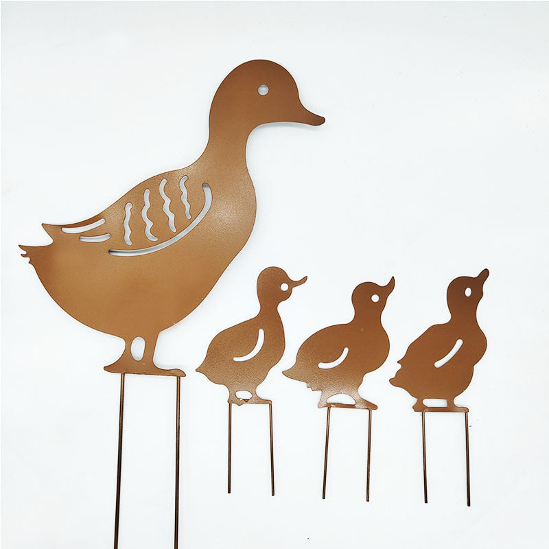 Enten-Familie Gartenstecker rostfarbig — filigrane Metall Gartendeko im Beet
