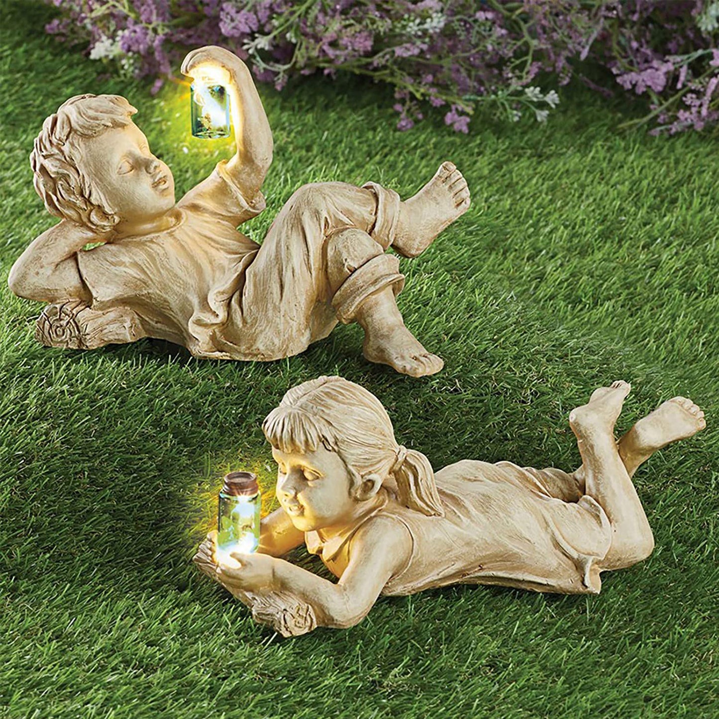 Solar Gartenfigur Junge mit Glühwürmchenglas – Harz Deko von lumoraX