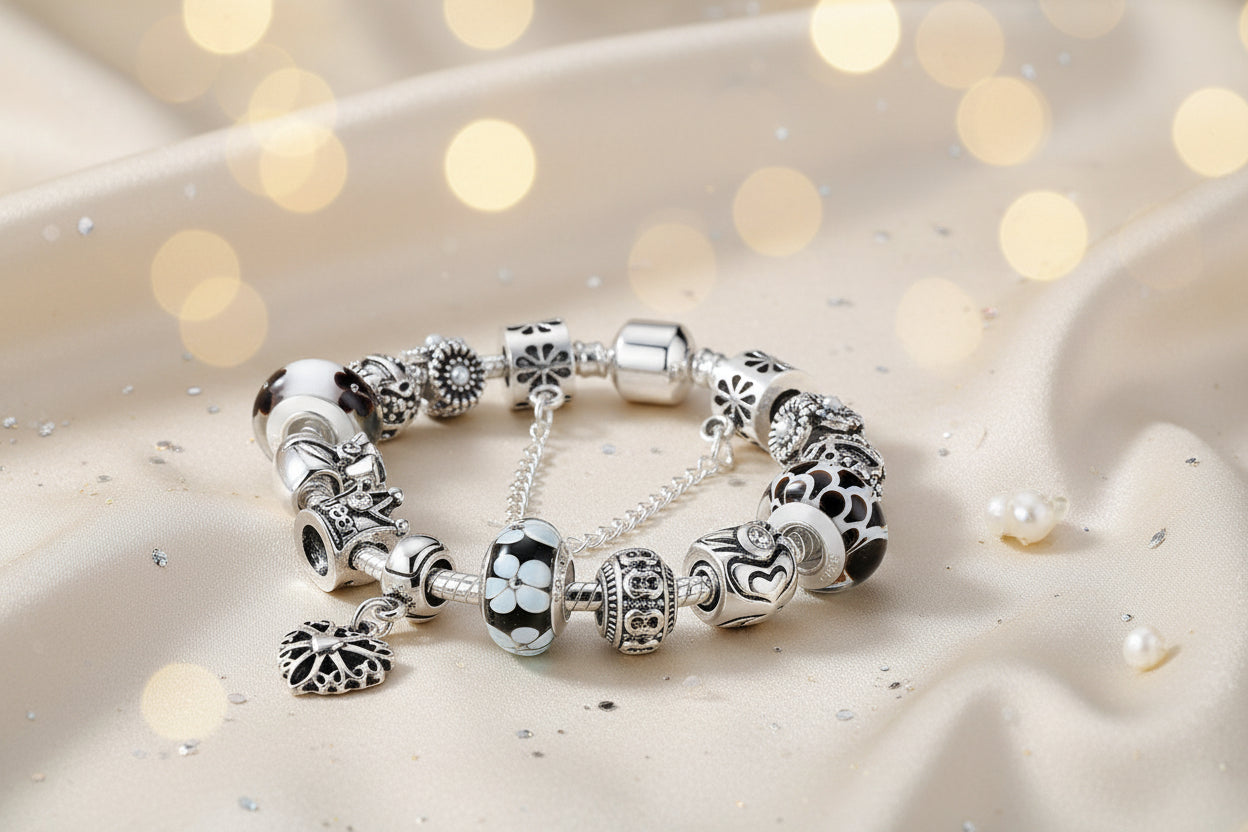 Faszinierende Farben des Murano Glas Charm Armbands – Venezianische Eleganz für dein Handgelenk, schwarze und goldene Varianten hervorhebend