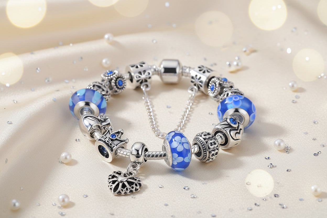 Nahaufnahme der handgefertigten Glasperlen des Murano Glas Charm Armbands – Venezianische Eleganz für dein Handgelenk