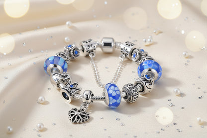 Nahaufnahme der handgefertigten Glasperlen des Murano Glas Charm Armbands – Venezianische Eleganz für dein Handgelenk