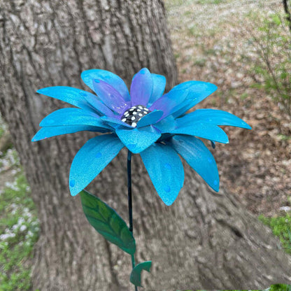 Blauer Gartenstecker Metall Schmiedeeisen als eleganter Akzent auf der Terrasse