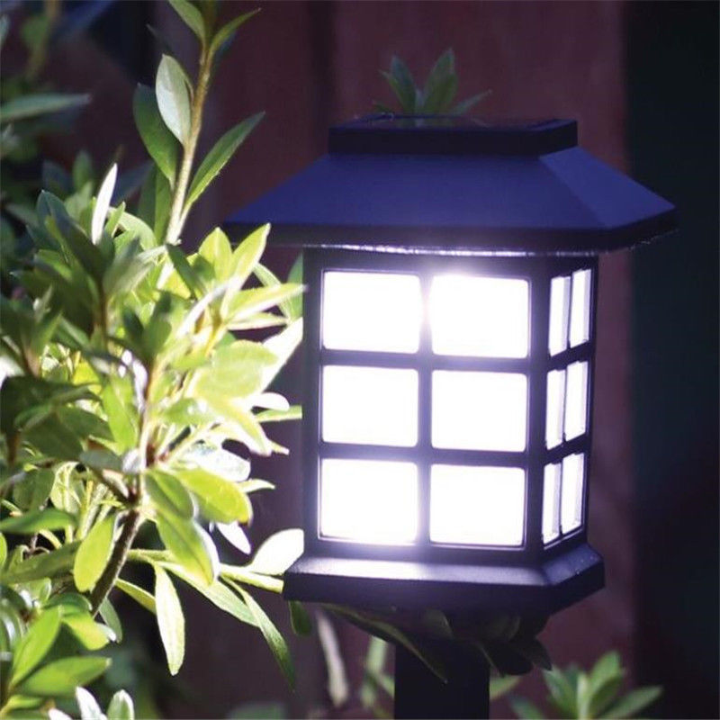 Solar Bodenleuchte Erdspiess in Warm-Weiss leuchtet im Blumenbeet stimmungsvoll am Abend