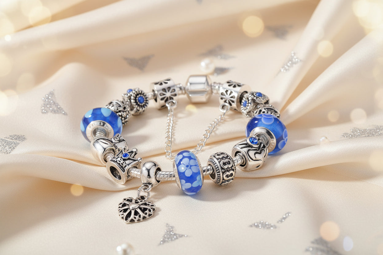 Modische Darstellung des Murano Glas Charm Armbands – Venezianische Eleganz für dein Handgelenk, getragen von einem Model