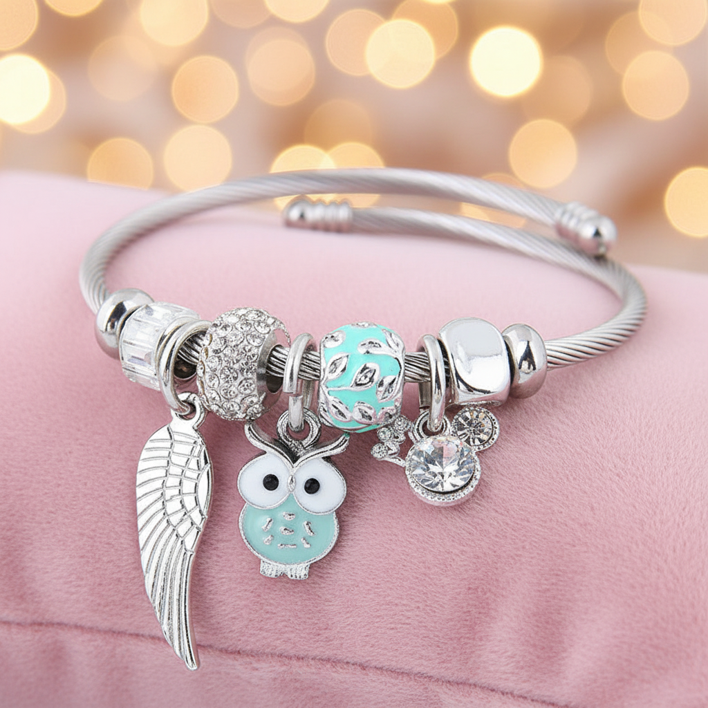 Nahaufnahme des Charm Armbands Engelsflügel Grün, gefertigt aus Stahllegierung mit funkelnden Strasssteinen.