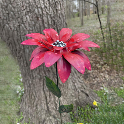 Pinker Blumenstecker aus Schmiedeeisen im Blumentopf auf dem Balkon — 90cm hoch