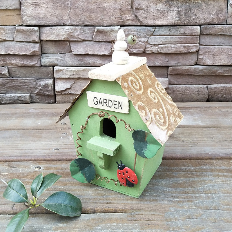 Grünes Holz-Vogelhaus mit GARDEN-Schild, Marienkäfer und verziertem Dach im Landhausstil