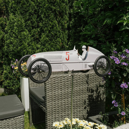 Oldtimer Gartenstecker silber – Metall Rennwagen Nr. 5 auf Gartenmöbel mit Blumen