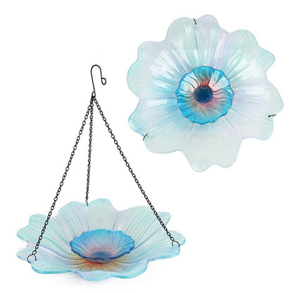 Glas-Vogeltränke in Blütenform mit Kettenhängung und Draufsicht auf das blaue Blumenmuster