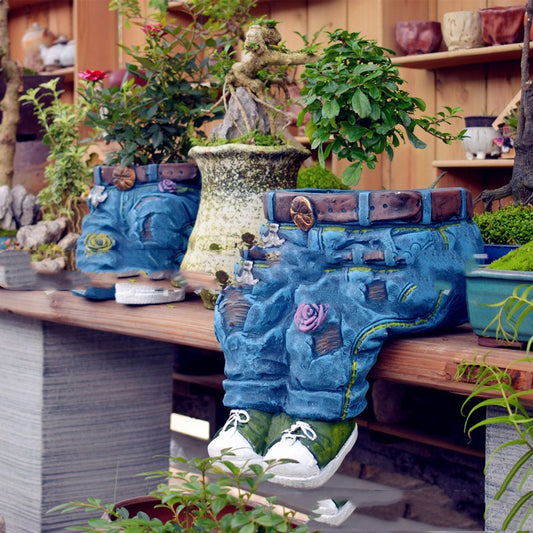 Jeans Blumentopf sitzend — originelle Gartenfigur Pflanzgefäss in Jeansoptik