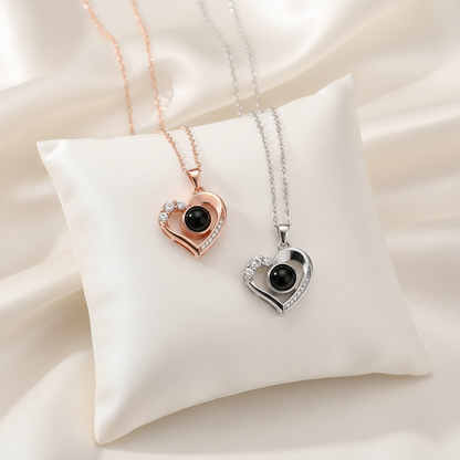 Projektionshalskette 100 Sprachen Damen Silber Roségold – Ein schönes Geschenk für den Muttertag, perfekt für Schmuckliebhaber, die besondere Halsketten schätzen.