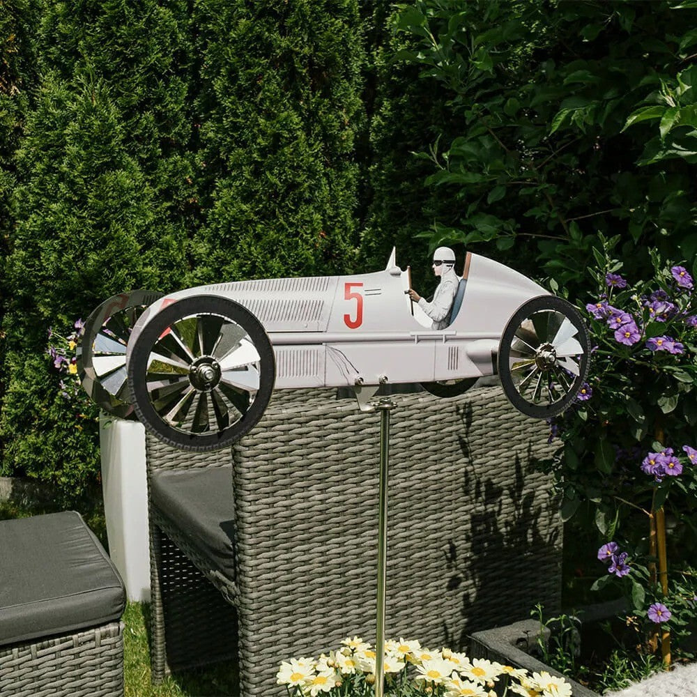 Oldtimer Rennwagen Gartenstecker silber – Seitenansicht Nr. 5 im grünen Garten