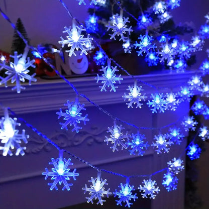 Schneeflocken Lichterkette in Weiss/Blau als Girlande über einem Kamin
