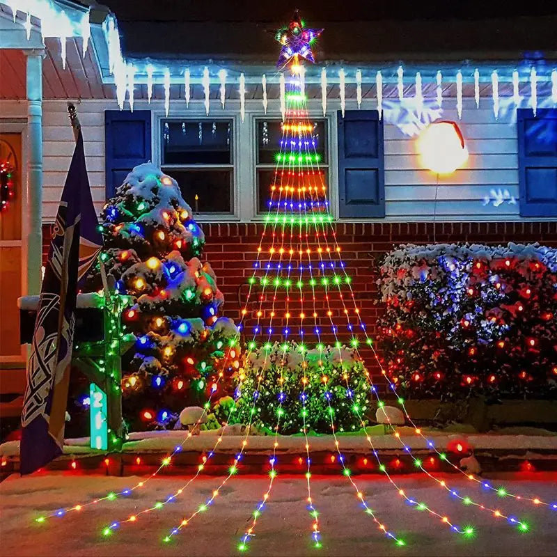 Bunte Wasserfall Lichterkette mit Stern vor einem weihnachtlich beleuchteten Haus
