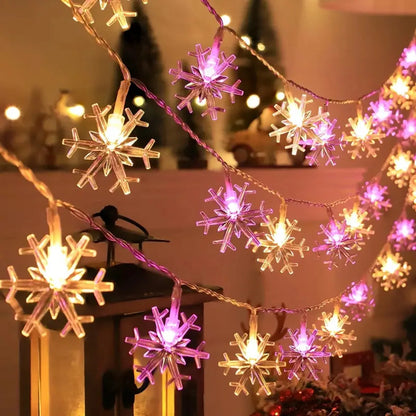 Acryl-Schneeflocken in Rosa und Warmweiss an einer LED Lichterkette in Nahaufnahme