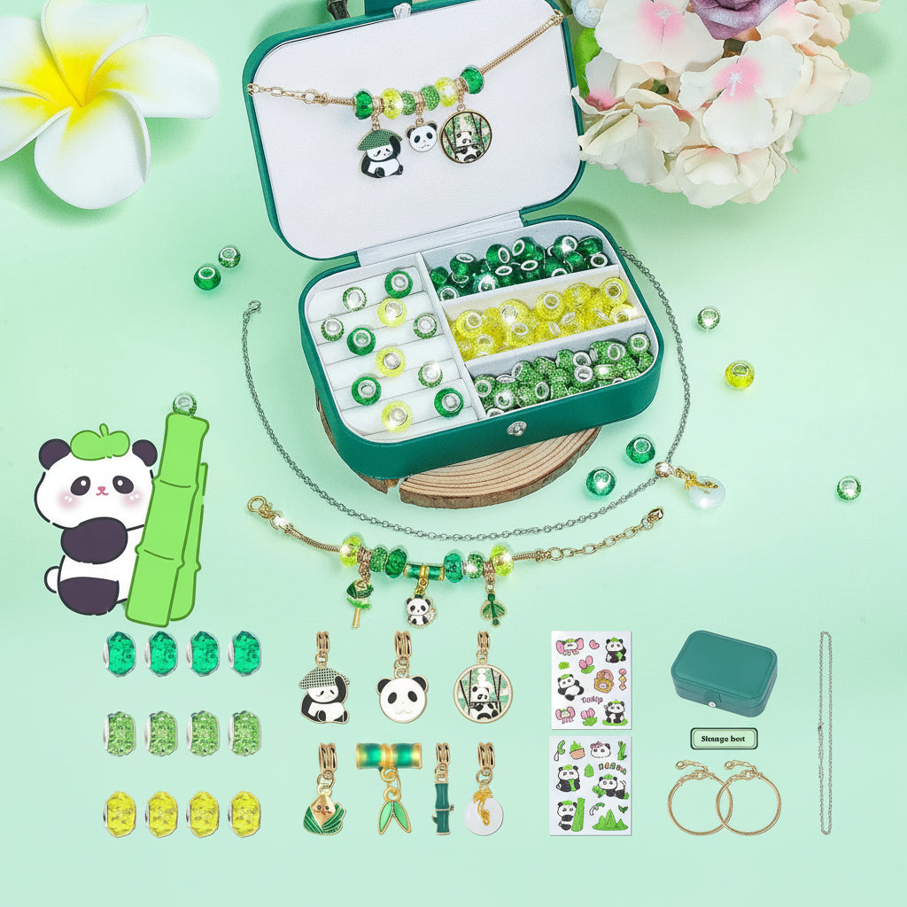 Das Innere der DIY Panda Charm Schmuckbox für Mädchen mit geordneten Perlen und Anhängern für kreatives Basteln.