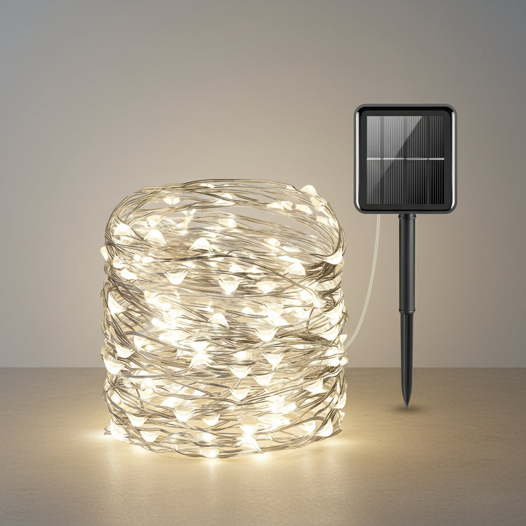 Kaltweisse Solar Lichterkette aufgerollt mit Solarmodul auf Erdspiess