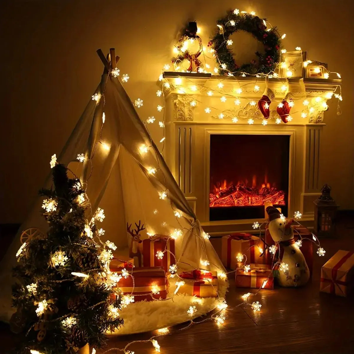 Warmweisse Schneeflocken Lichterkette am Kamin mit Tipi und Weihnachtsbaum
