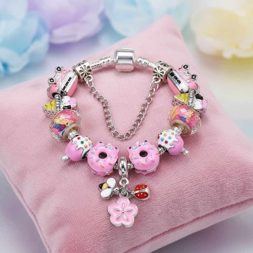Nahaufnahme des Charm Armband Mädchen & Damen – Beads Schmuck Geschenk mit detaillierten Perlen und Anhängern.