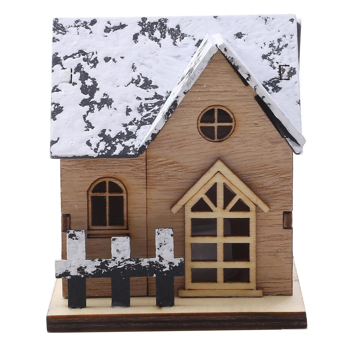 Holzhaus mit Schnee-Effekt frontal, rundes Fenster und ausgesägte Türe