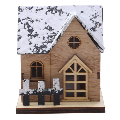 Holzhaus mit Schnee-Effekt frontal, rundes Fenster und ausgesägte Türe
