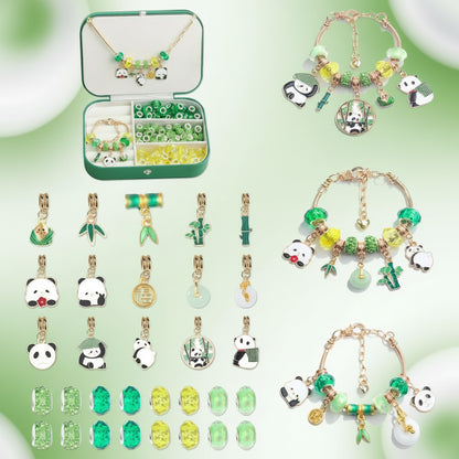 Verschiedene bunte Perlen und Panda-Charms aus der DIY Panda Charm Schmuckbox für Mädchen, ideal für kreative Bastelstunden.