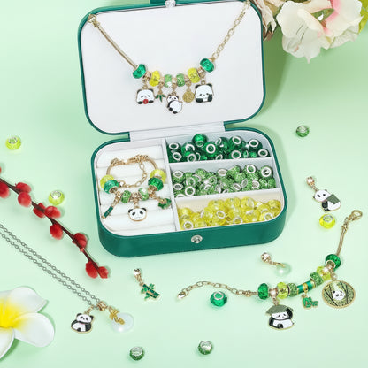 Beispiel eines individuell gestalteten Armbands aus der DIY Panda Charm Schmuckbox für Mädchen.