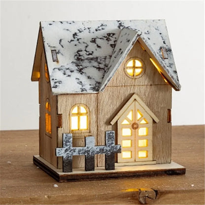 Holzhaus mit Dachgaube und warmweiss leuchtender Türe auf Holztisch