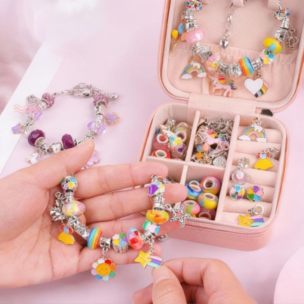 Mädchen führt Bastelaktivität mit dem DIY Buntes Charm Armband Set – Schmuckbox für Mädchen, kreative Freizeitgestaltung.