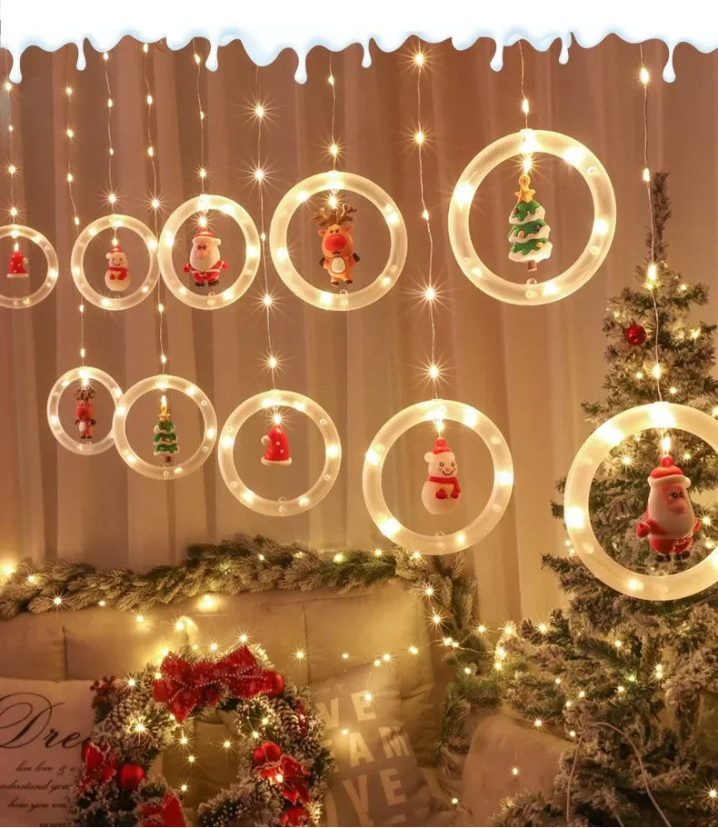 Warmweisser Lichtervorhang mit Ringen und Figuren vor hellem Vorhang
