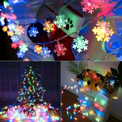 Bunte Schneeflocken Lichterkette an Weihnachtsbaum, Strumpf und Geschenken