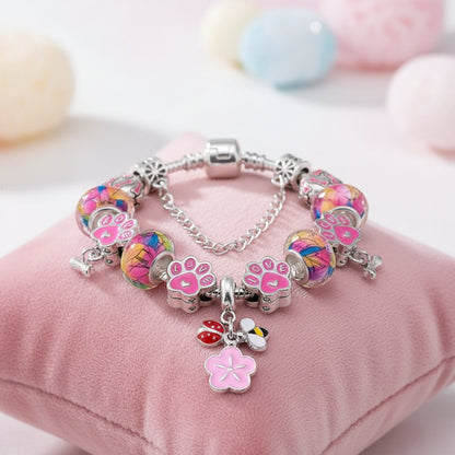 Charm Armband Mädchen & Damen – Beads Schmuck Geschenk an einem Handgelenk, das die Vielseitigkeit zeigt.