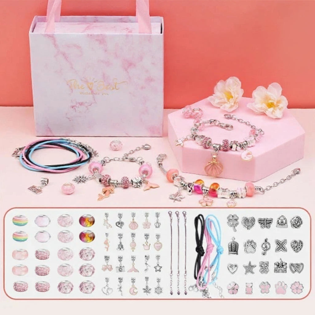 Mädchen zeigt ihr selbstgestaltetes Armband aus dem DIY Buntes Charm Armband Set – Schmuckbox für Mädchen.