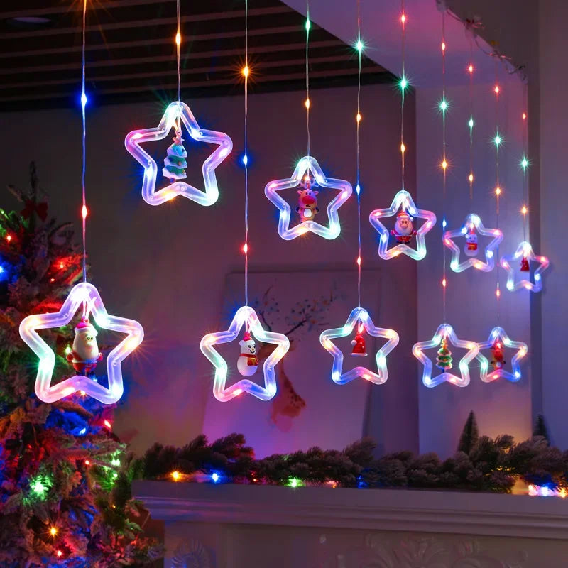 Bunter Lichtervorhang mit Sternen vor lila Wand neben geschmücktem Christbaum
