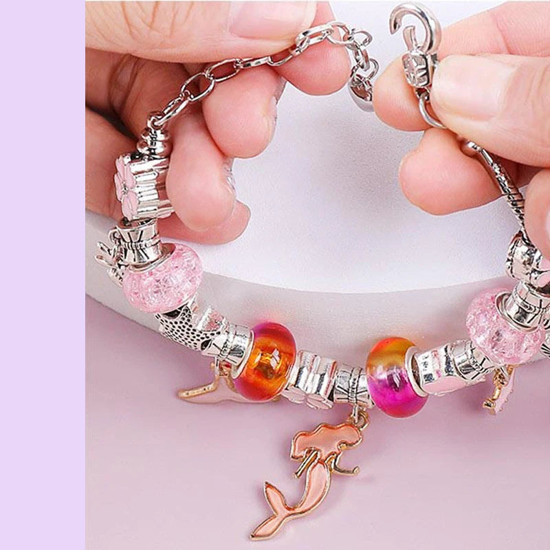 Geschenkverpackung des DIY Buntes Charm Armband Sets – Schmuckbox für Mädchen, hübsch präsentiert in einer farbenfrohen Box.