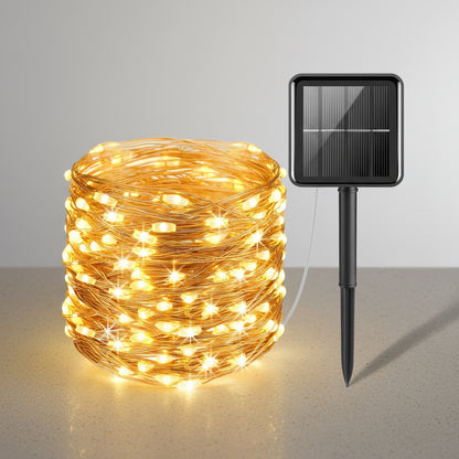 Warmweisse Solar Lichterkette aufgerollt mit Solarmodul
