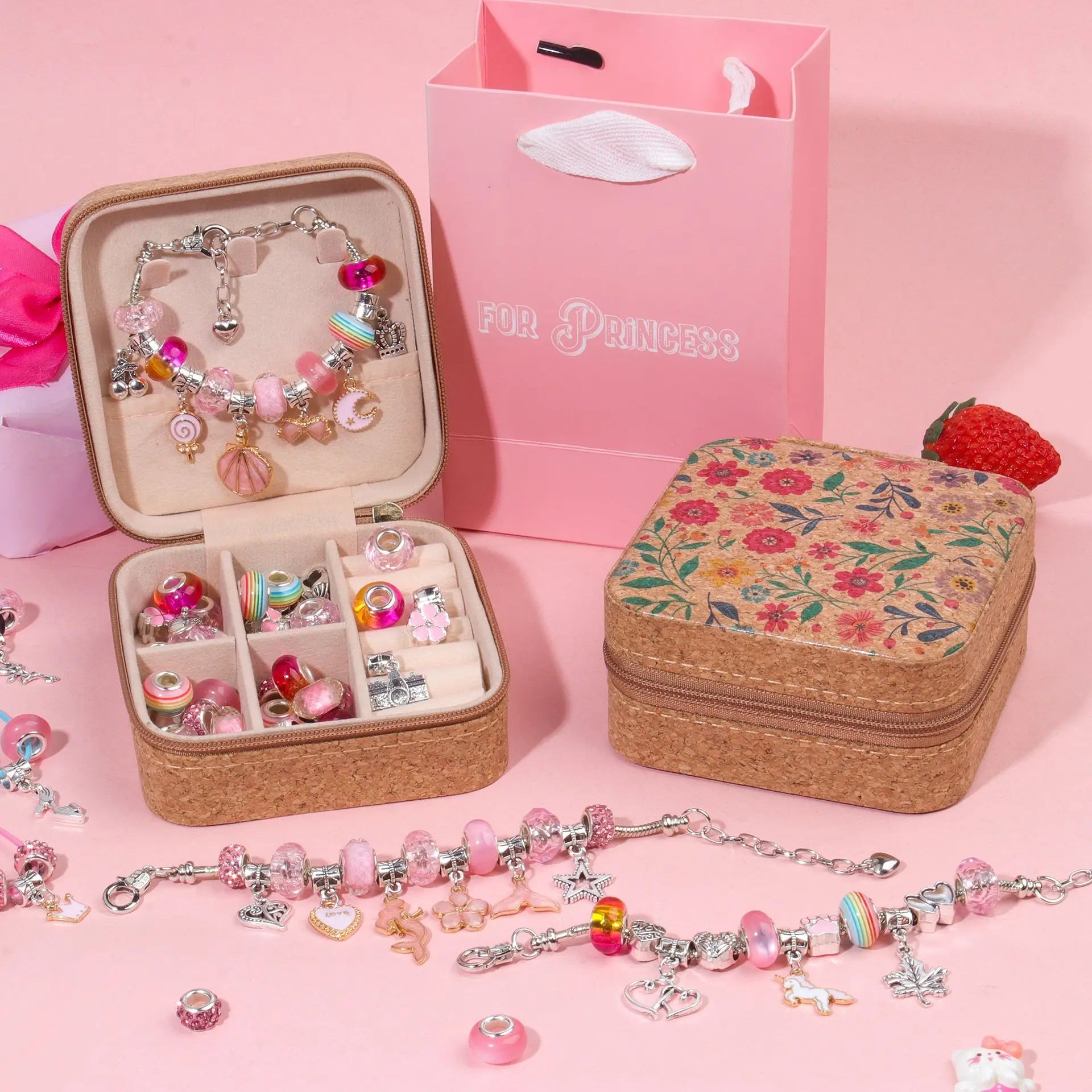 DIY Retro Charm Armband Set Mädchen – Mädchen beim Schmuckbasteln mit bunten Perlen und Charms.