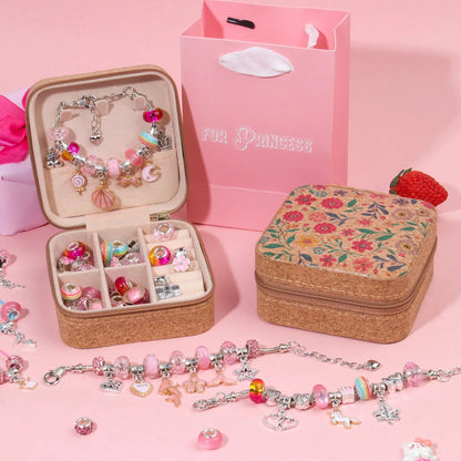 DIY Retro Charm Armband Set Mädchen – Mädchen beim Schmuckbasteln mit bunten Perlen und Charms.