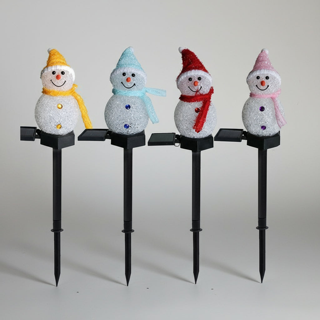 Solar-Schneemann in Gelb, Blau, Rot und Pink auf Erdspiess mit Solarmodul