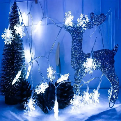 Kaltweisse Schneeflocken Lichterkette mit glitzerndem Deko-Rentier und Tannenzapfen