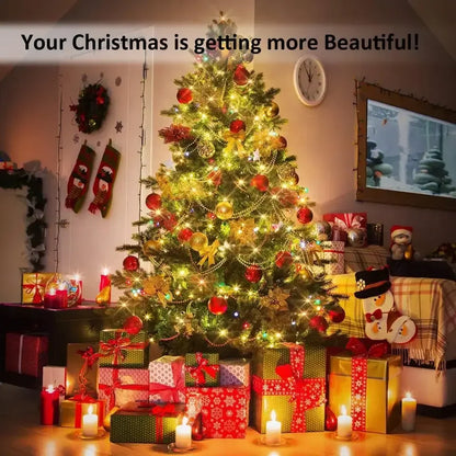 Weihnachtsbaum mit warmweisser Lichterkette neben Geschenken im Wohnzimmer